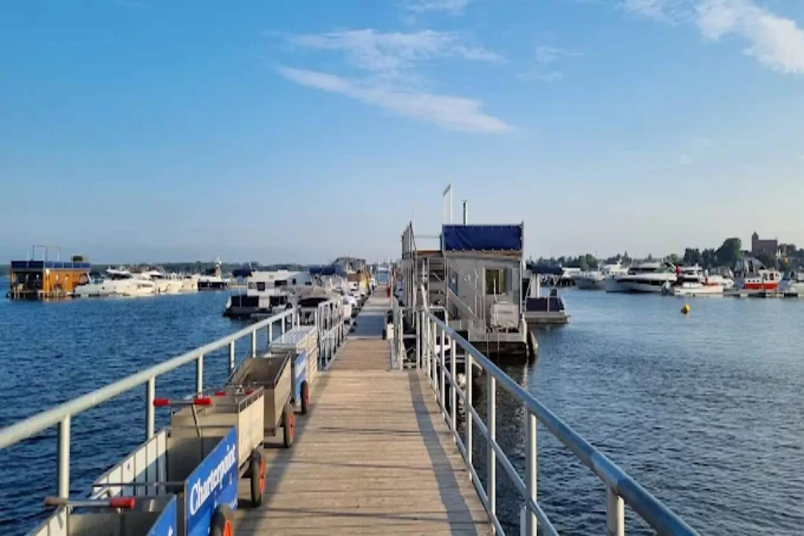 Apartments im MAREMÜRITZ Yachthafen Resort & Spa / Fortuna Suite Landseite 2 Personen und 1 Kind 3-15 Jahre-Gebiete Sommer 5 km