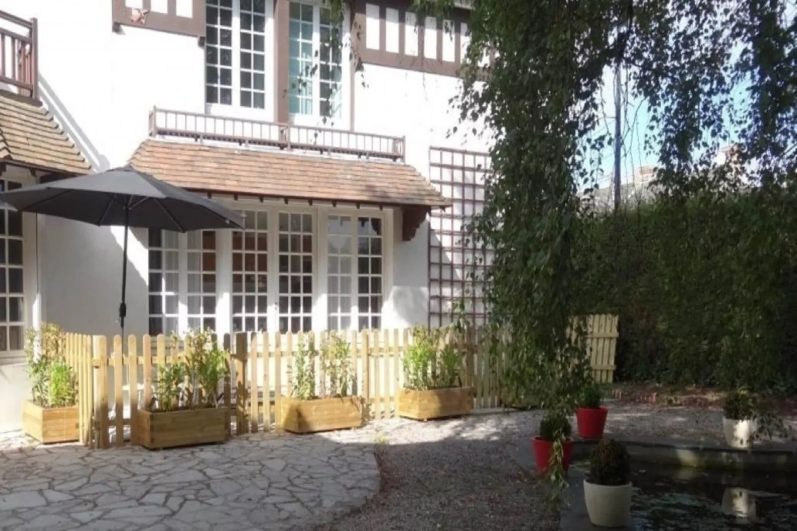 Le Petit Marais-Exterior in summer
