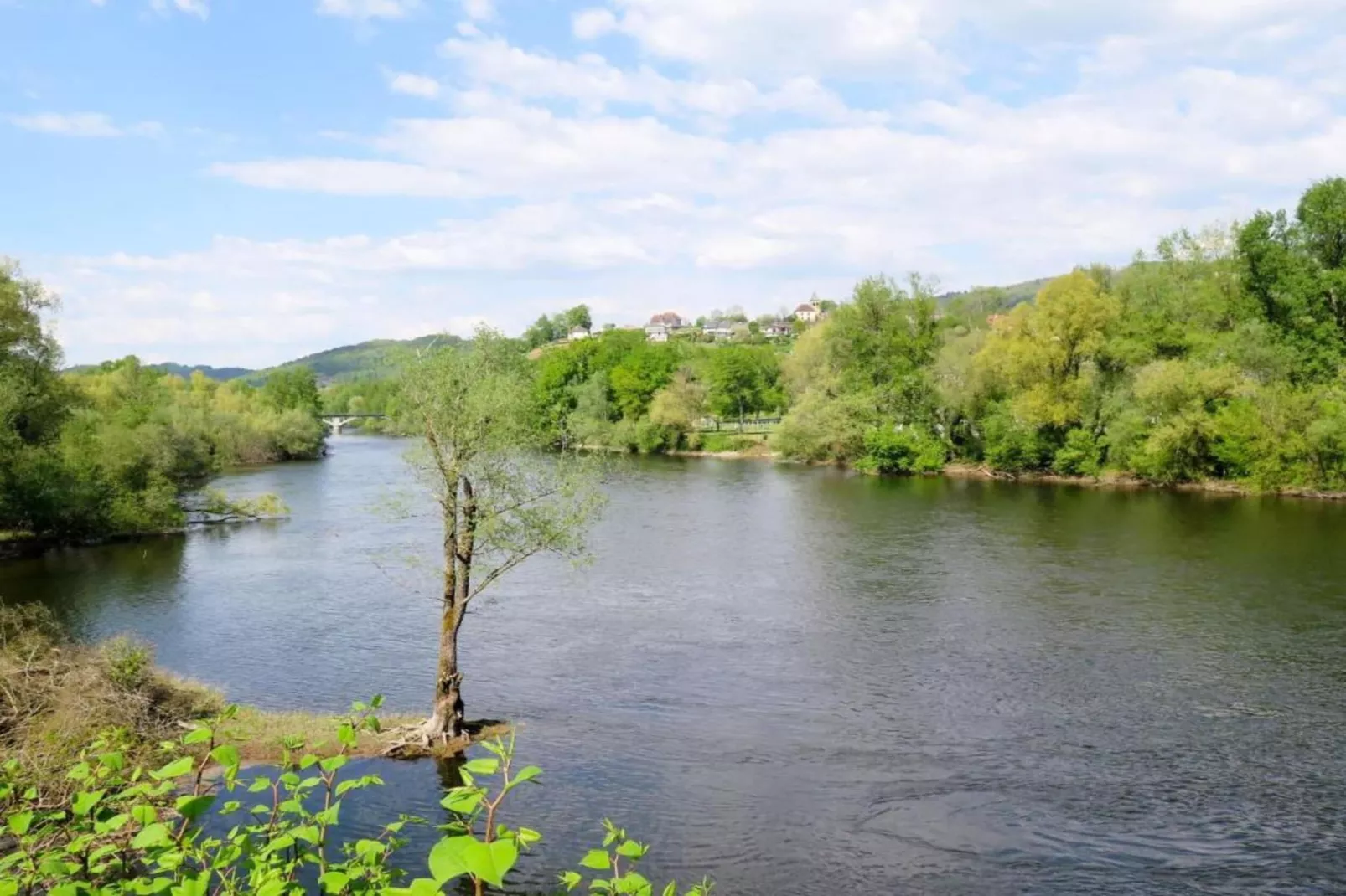 Altillac - La Rivière-Areas within 20km in summer
