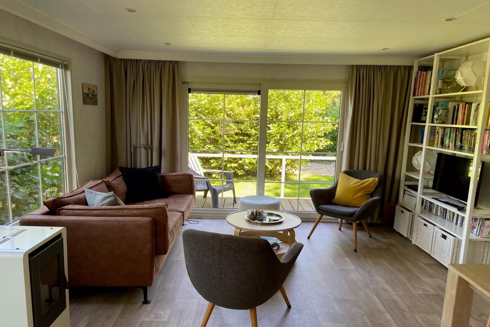 Recreatiepark Wiringherlant - Wiringher Chalet 94-Living room