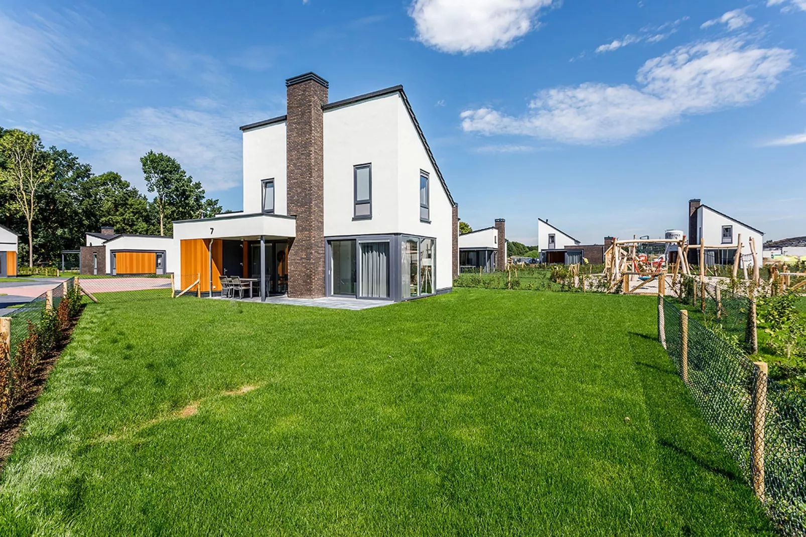 Buitenhof De Leistert 22 - Gardens in summer