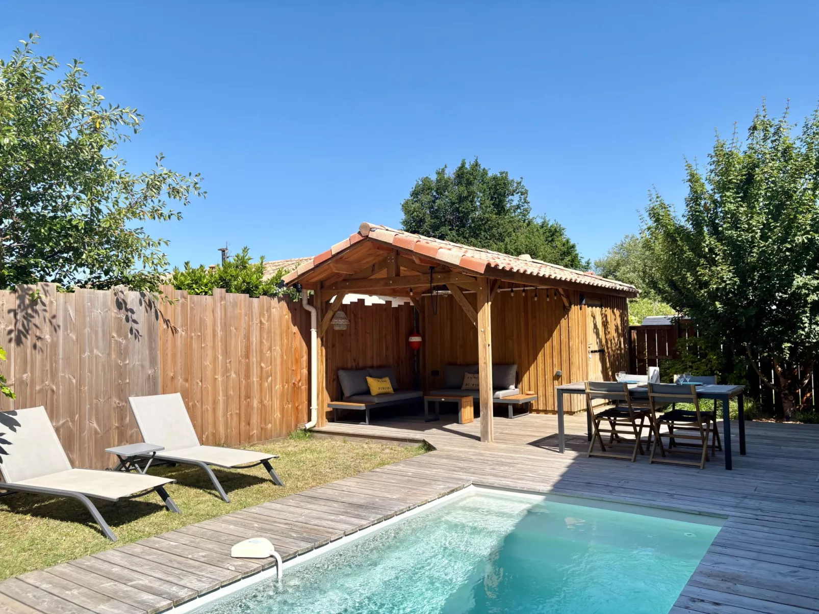 La Belle Testerine-Outside