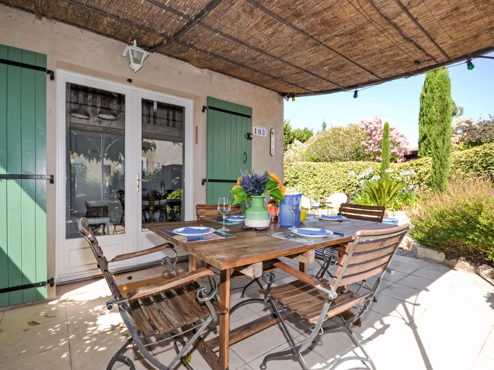 Val d'Alpilles-Outside