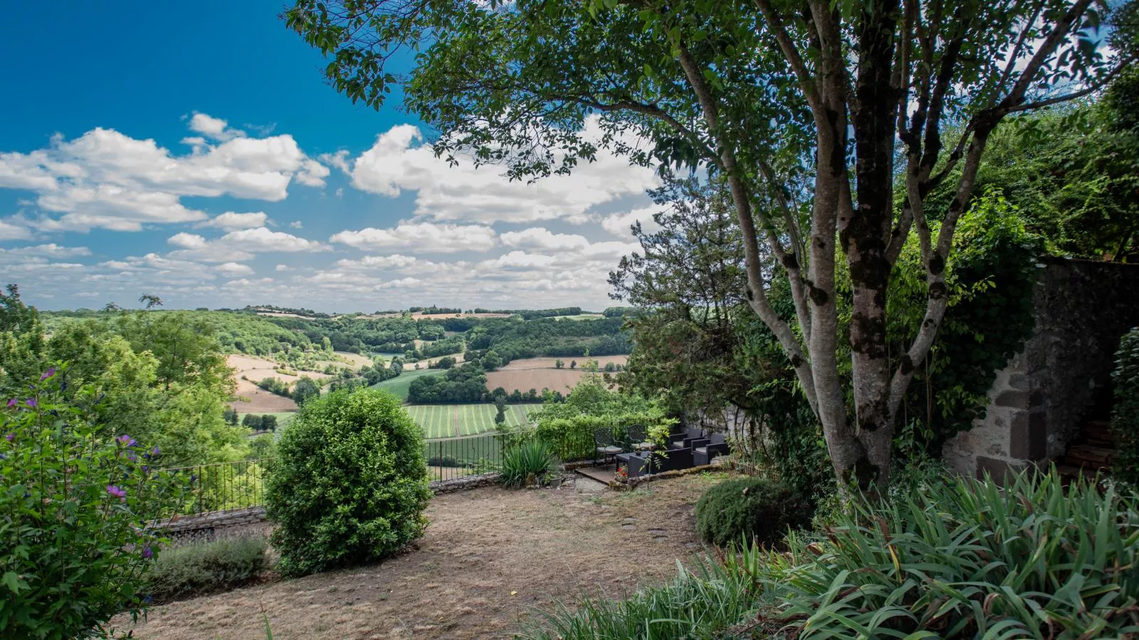 Les Roches de Roquecor-View in summer