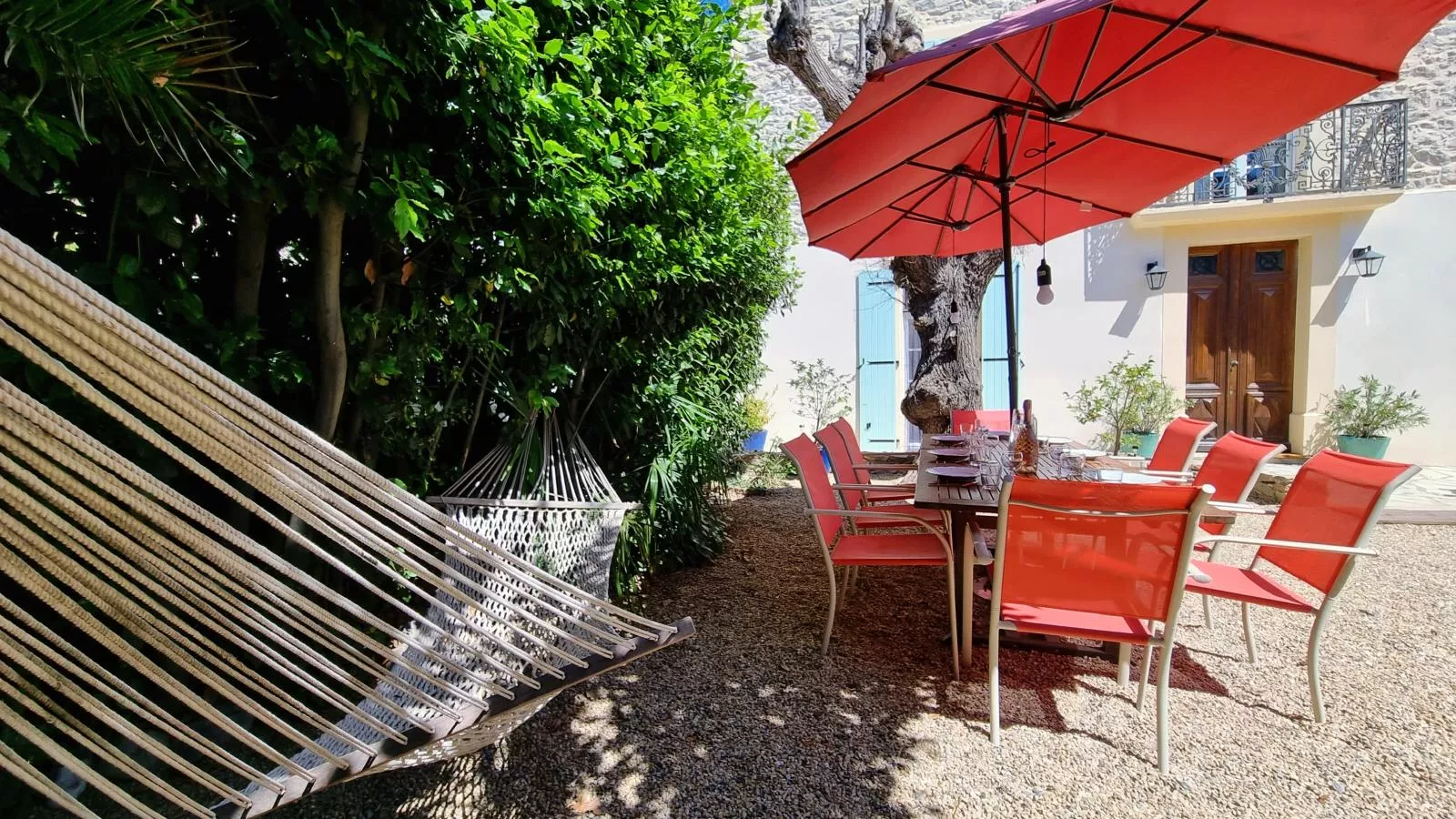 La maison des Vendangeurs-Gardens summer