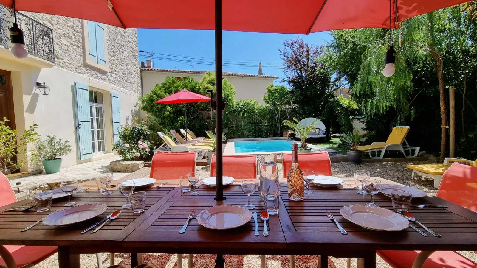 La maison des Vendangeurs-Gardens summer