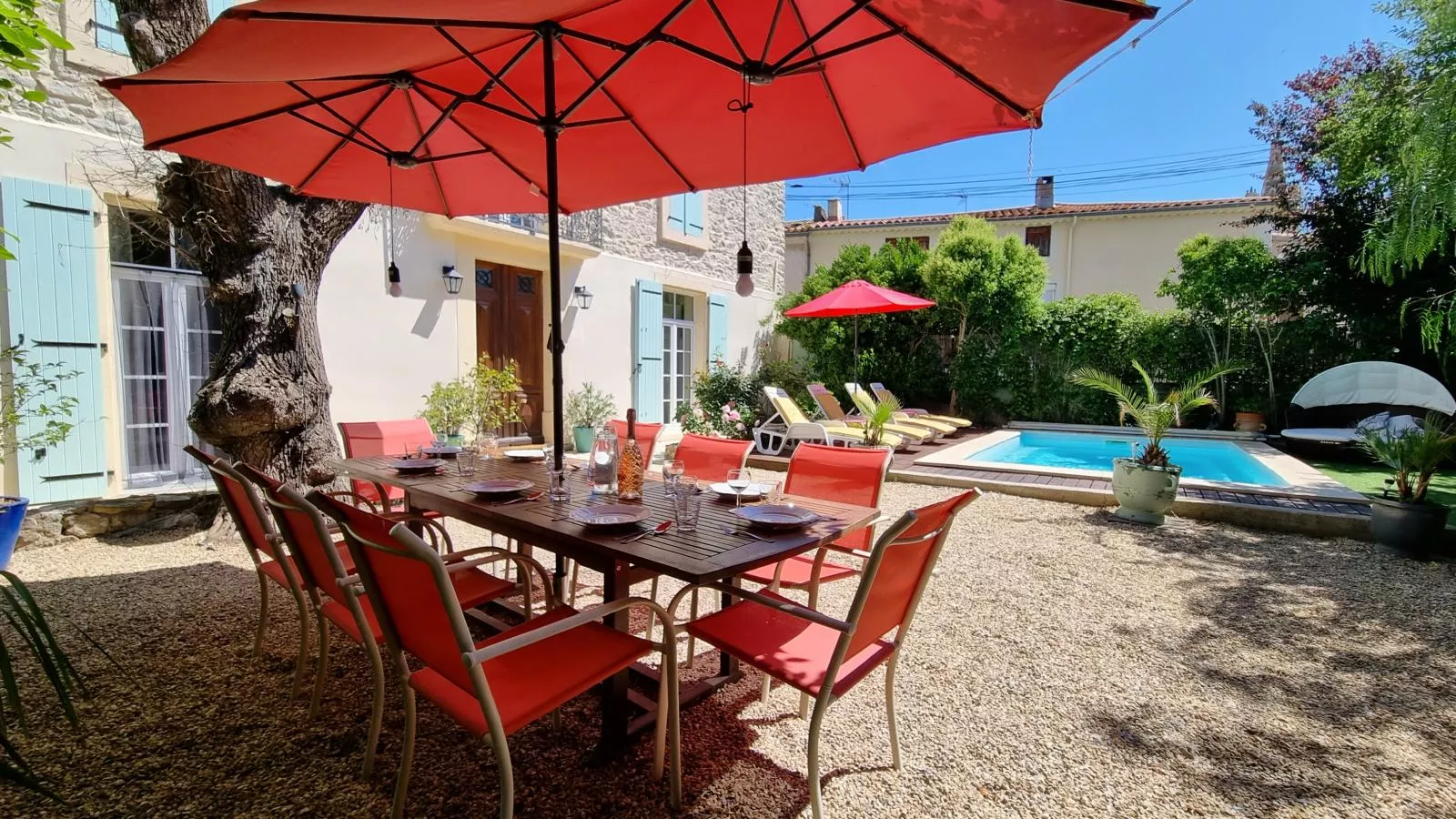 La maison des Vendangeurs-Gardens summer