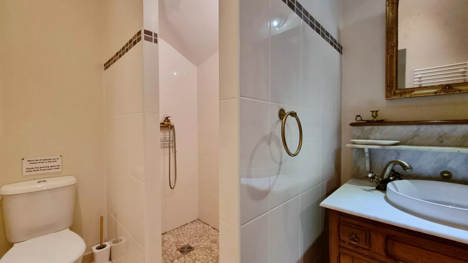 La maison des Vendangeurs-Bathroom