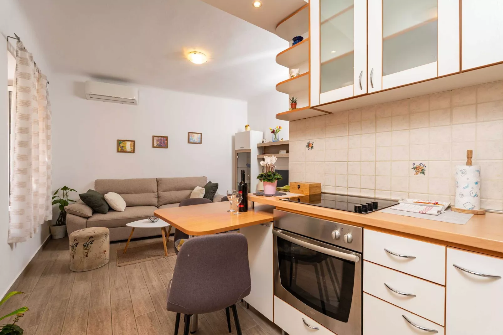 Apartment Family Tokić - One Bedroom Apartment with Terrace-Kitchen