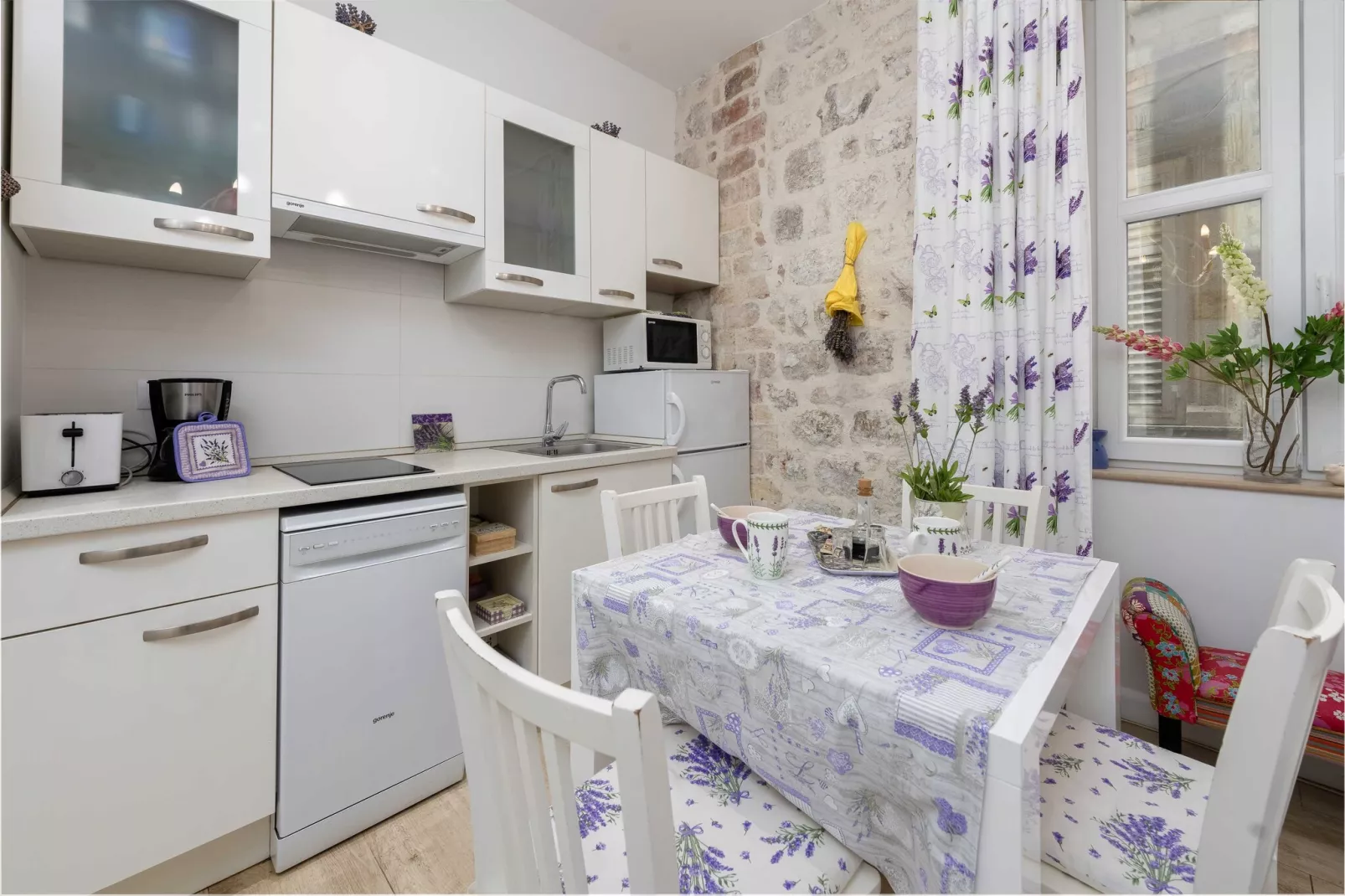 L & L Old Town Apartments - One bedroom Apartment (Lavander)-Dining room