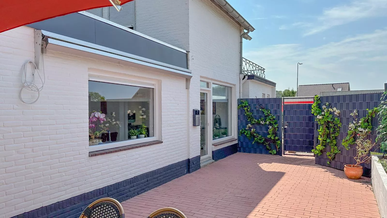 Zicht op Valkenburg-Terrace balcony