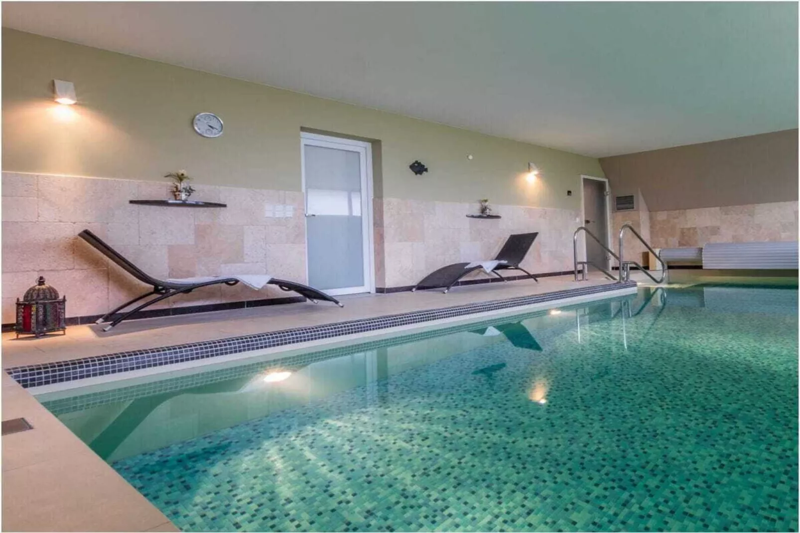 404321-Swimming pool