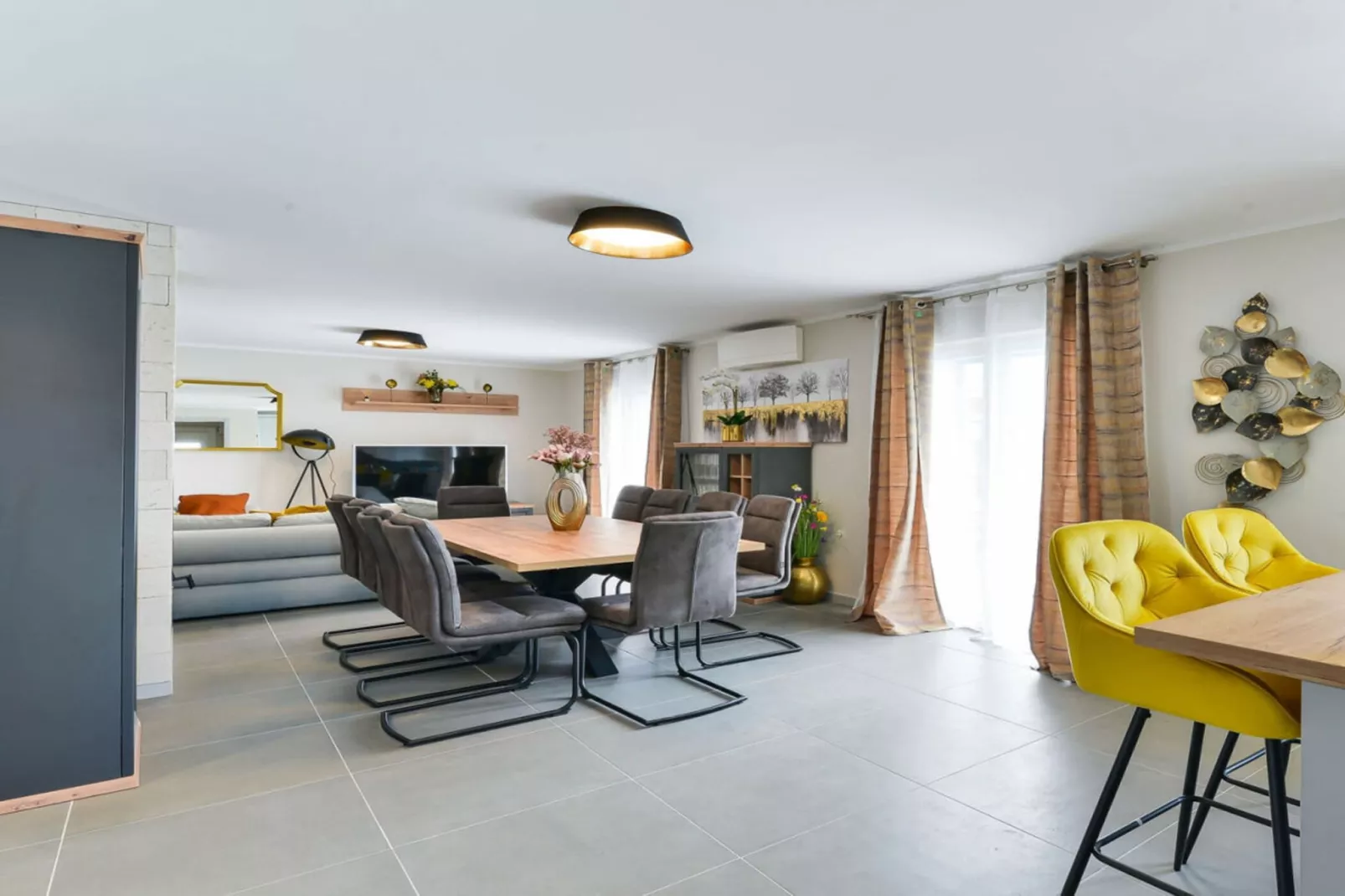 429433-Dining room