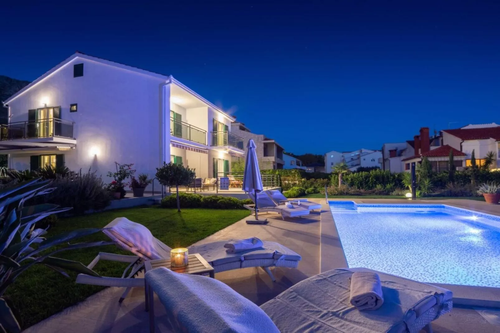 468555-Swimming pool