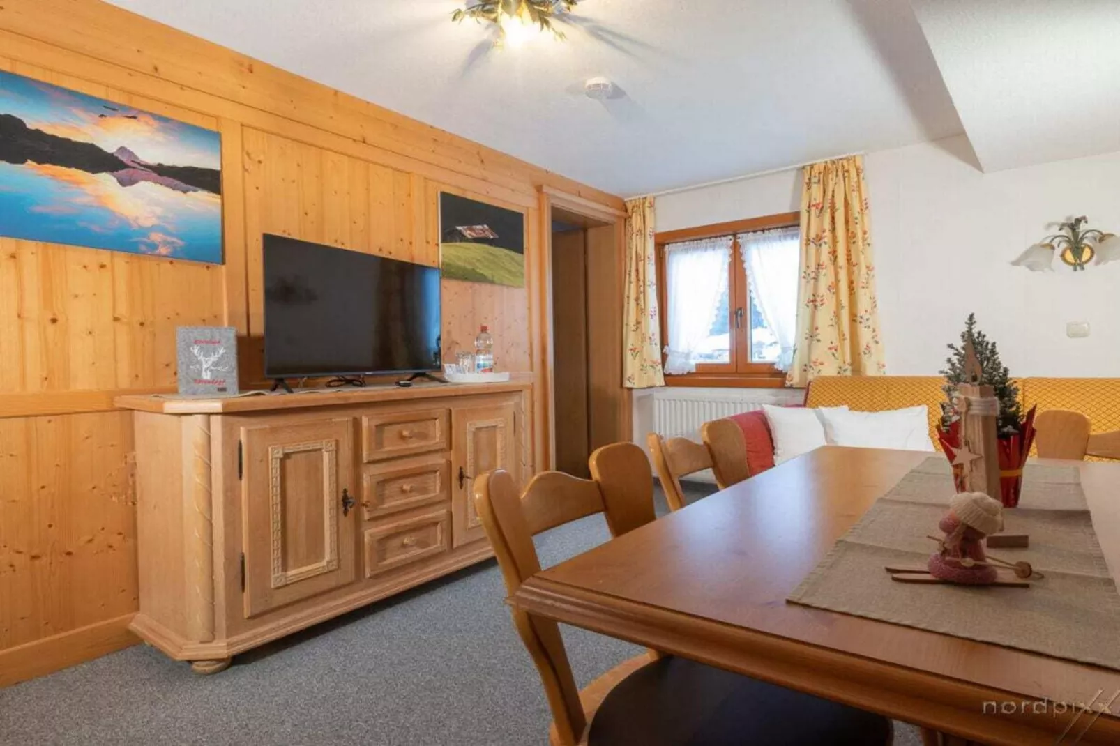 529731-Dining room