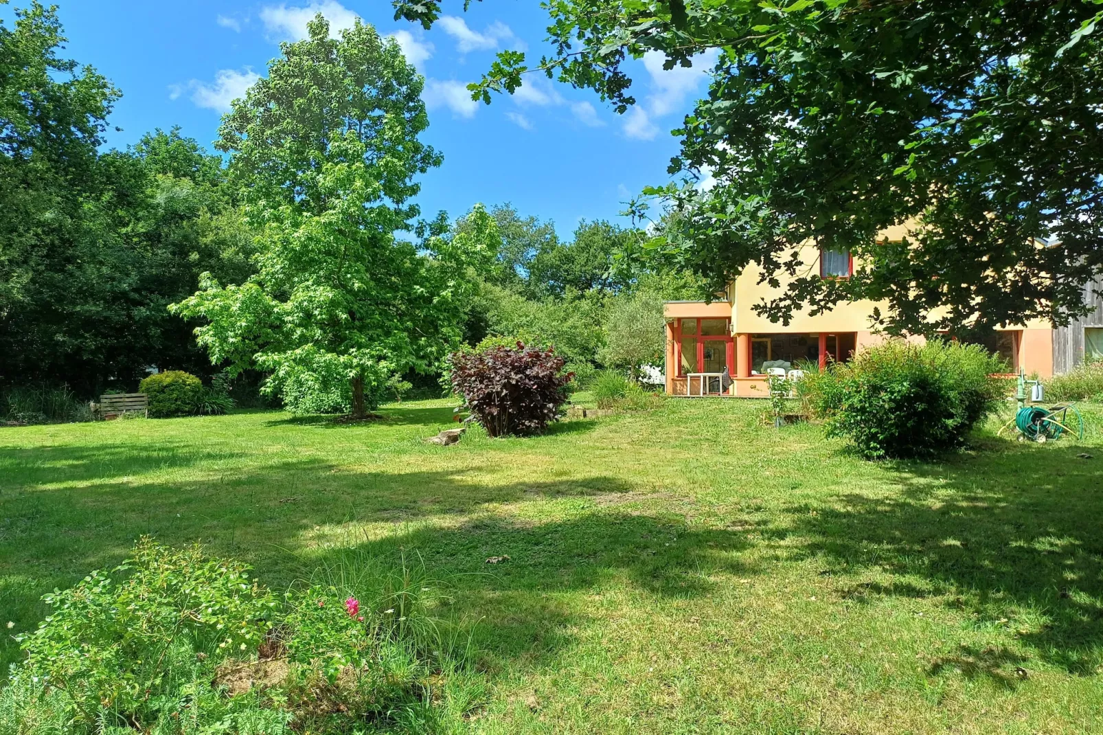 Maison de vacances avec jardin Surzur-Gardens in summer