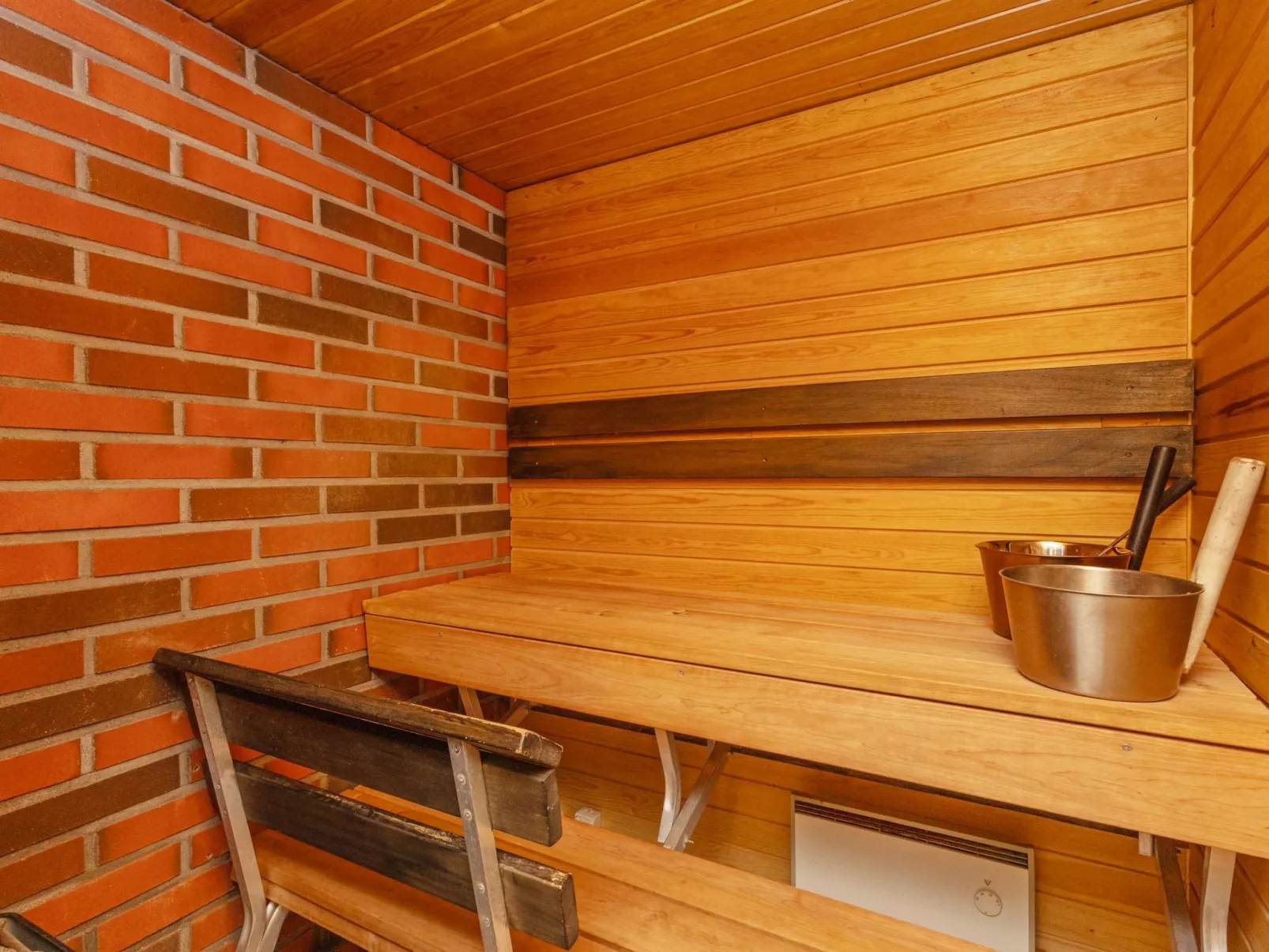 Mustalampi 5 satakieli-Inside