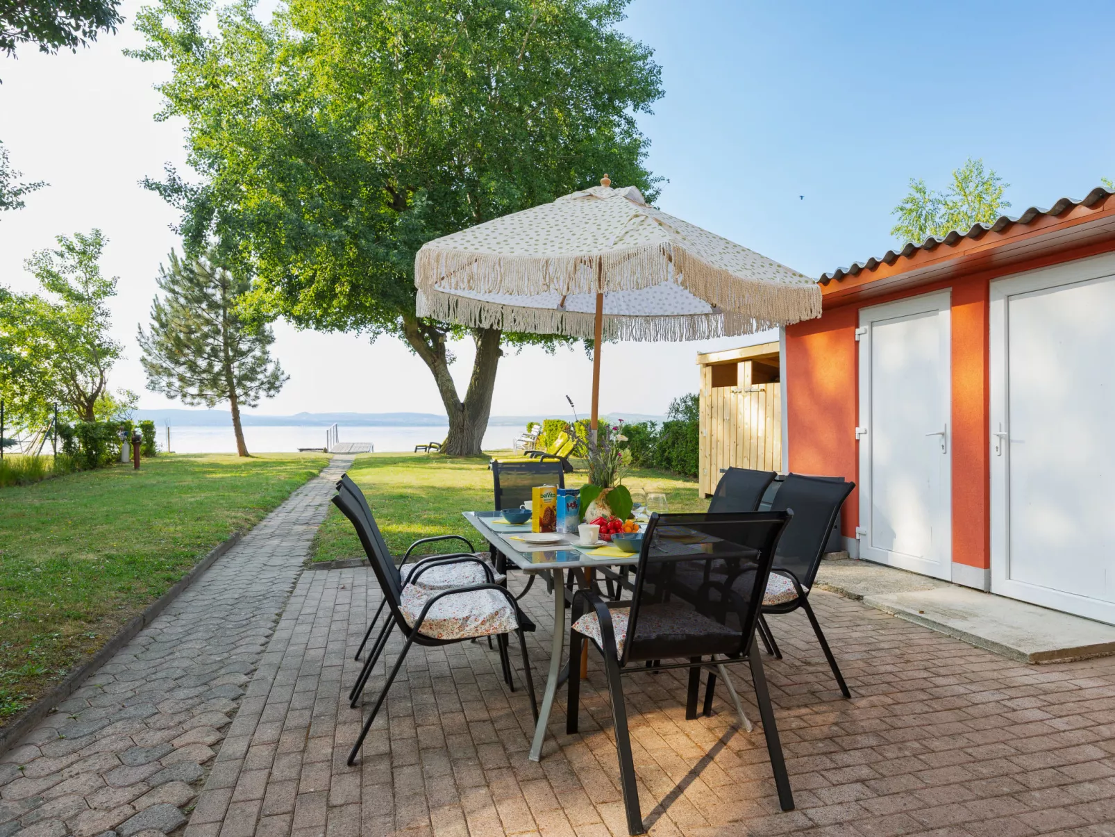 Lake House Sundown-Draußen