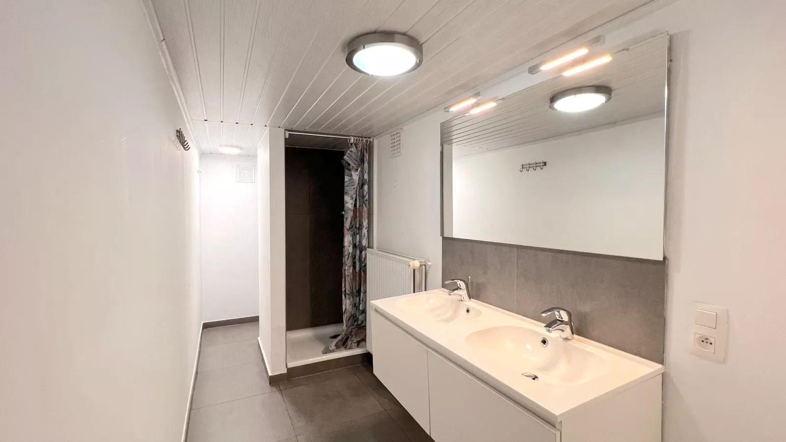 Devant les Thiers-Bathroom