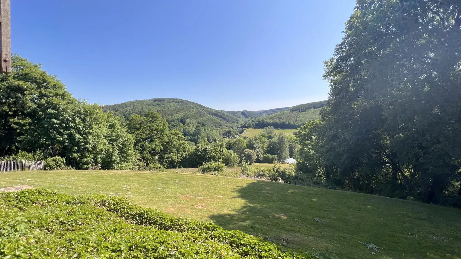 Devant les Thiers-Gardens summer
