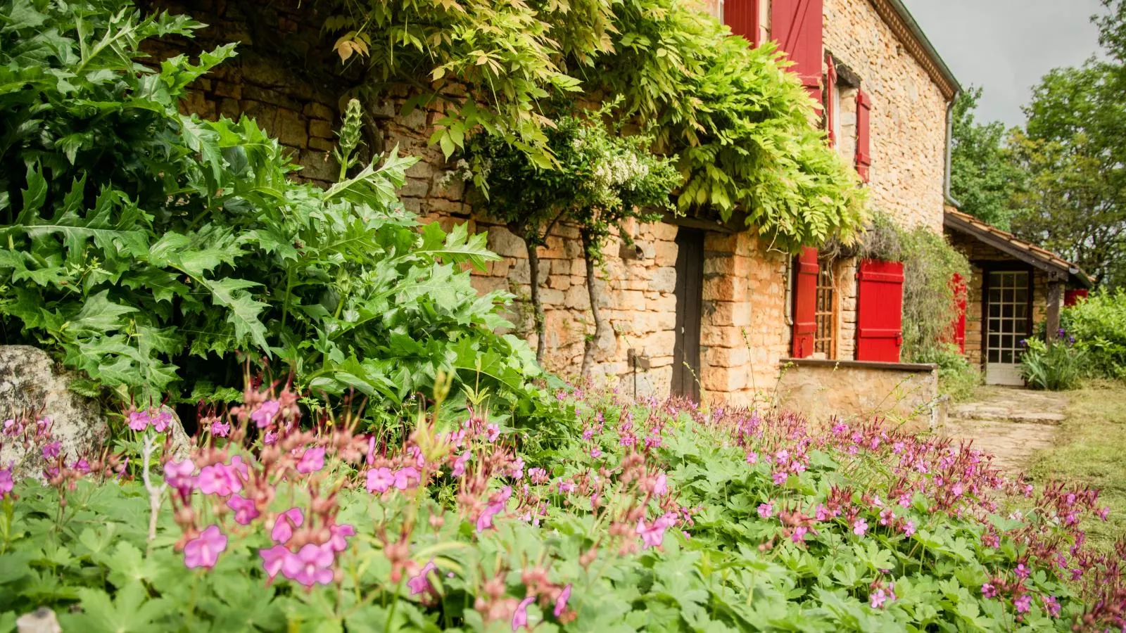 Les Follets-Exterior summer
