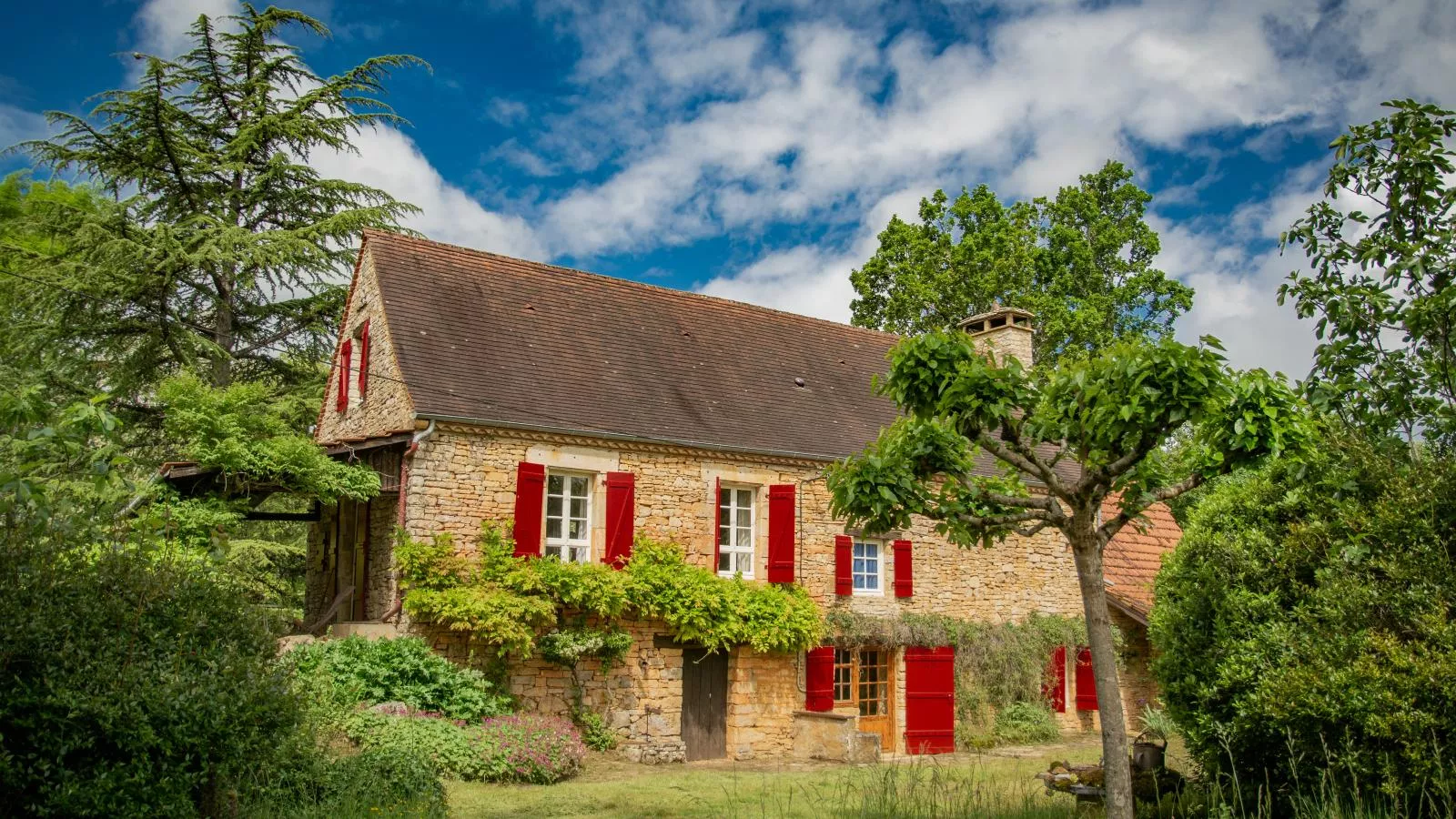 Les Follets-Exterior summer