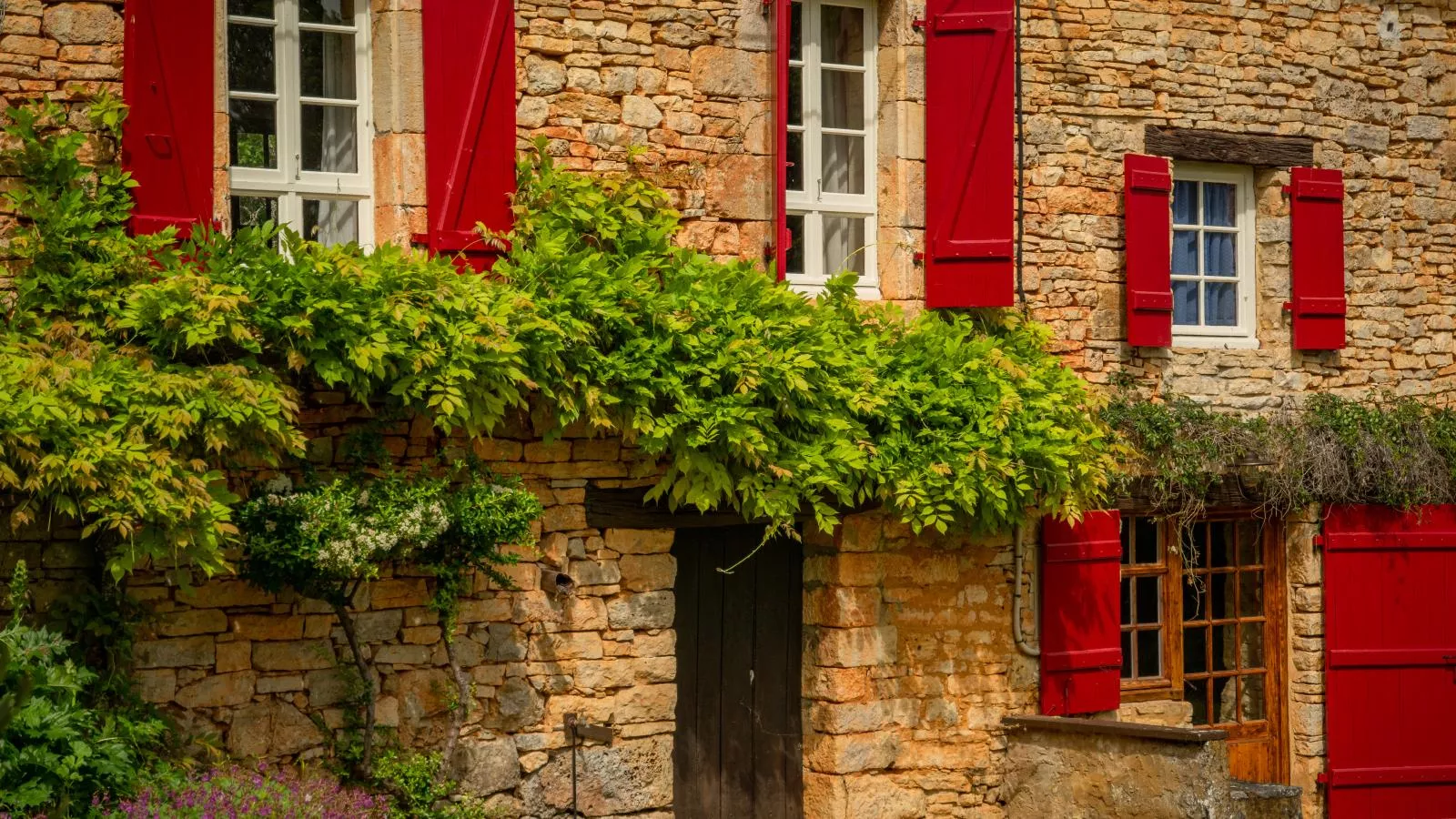 Les Follets-Exterior summer