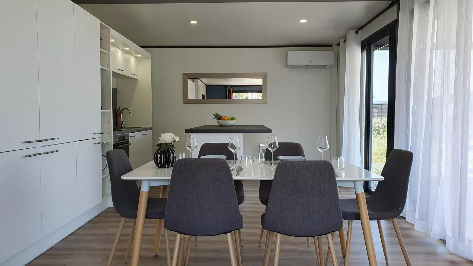 Cottage du Lac 63-Dining room