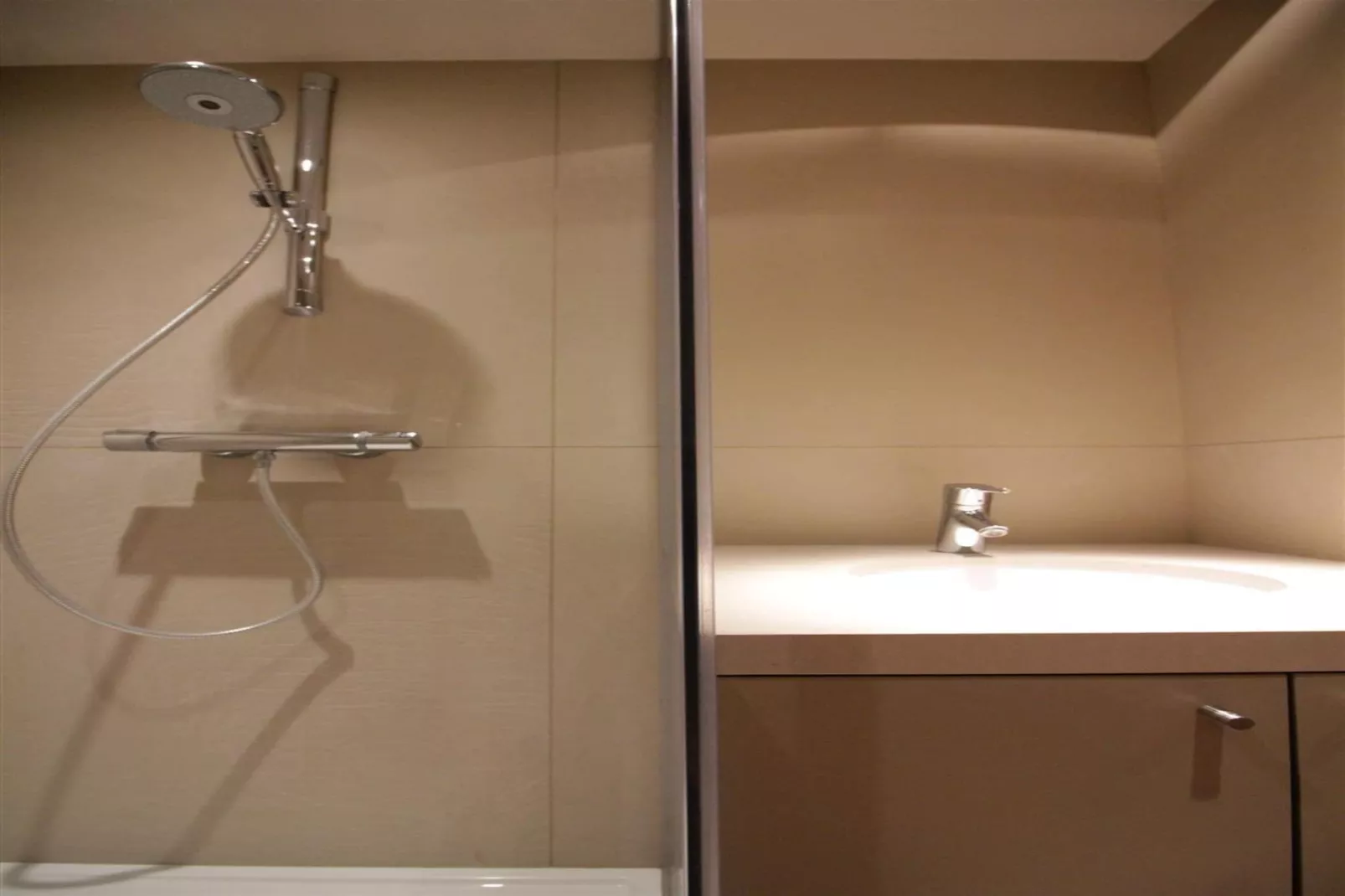 ABRI D'ANTIGON 702  Box-Salle de bain