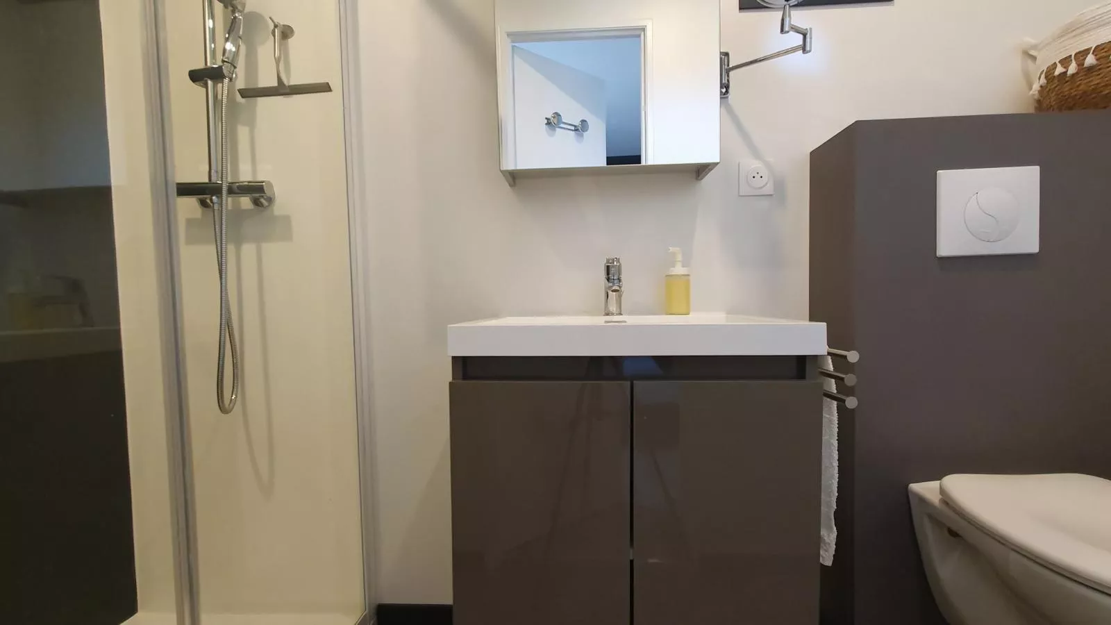 Cottage du Lac 63-Bathroom