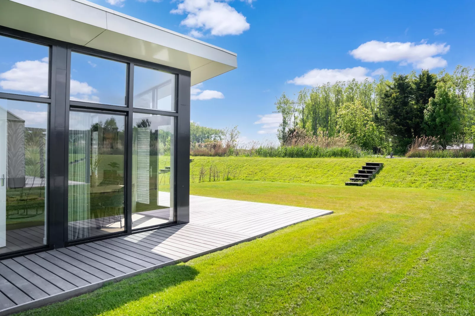 Polder-Exterior summer