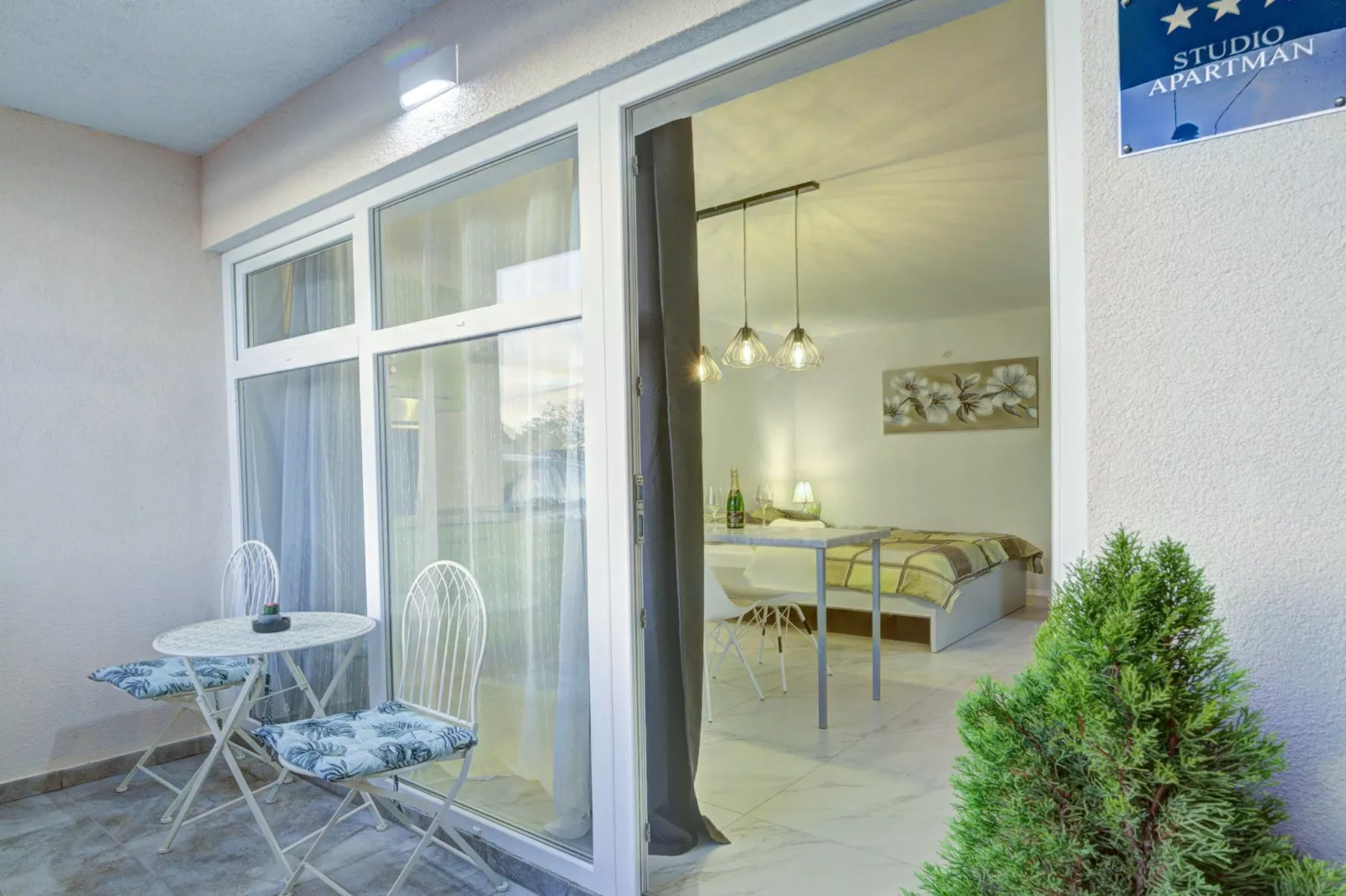 Apartments Luka & Leona - Studio Apartment with Terrace Leona-Terrassenbalkon