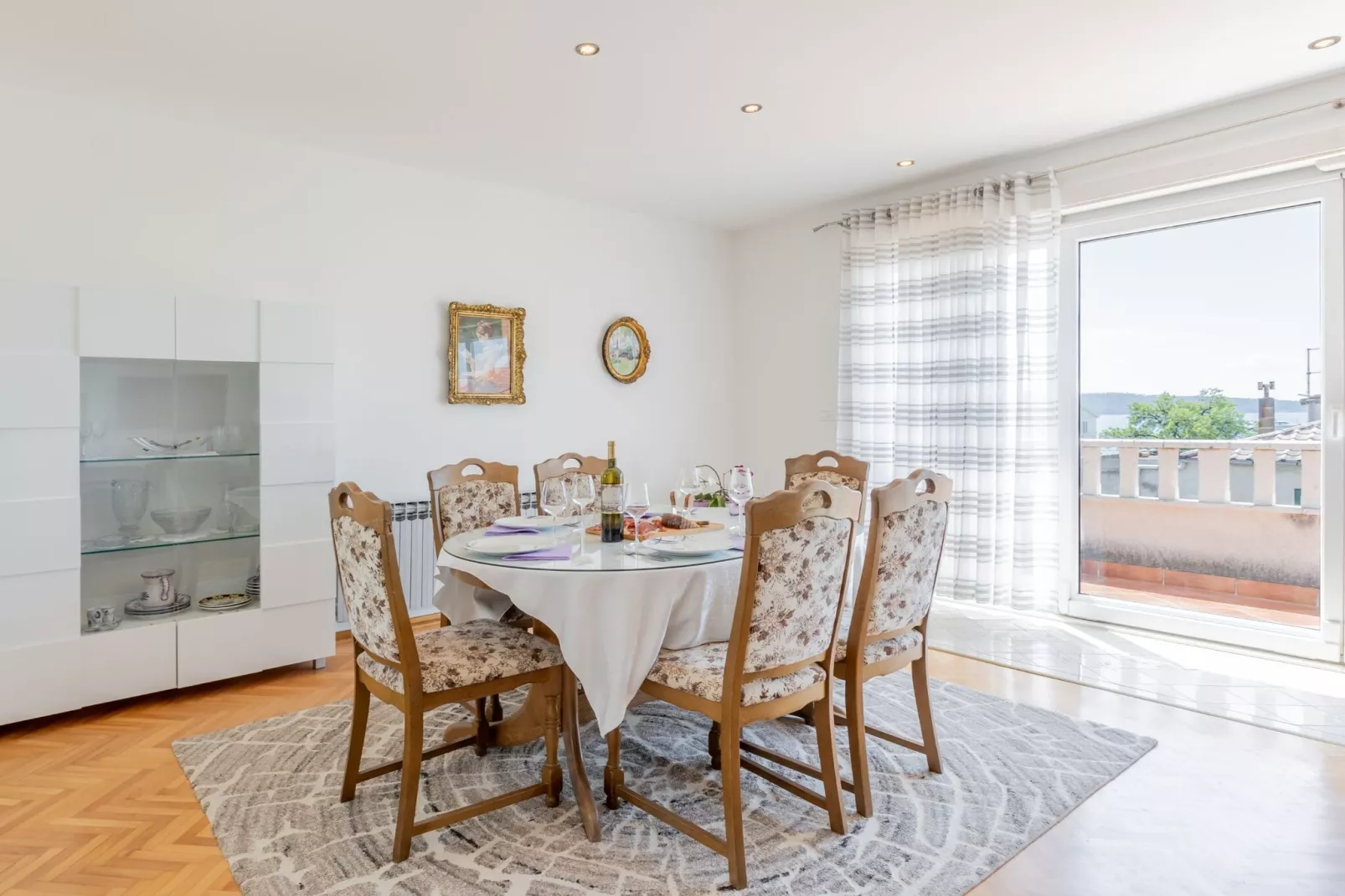 Apartment Merita - Two Bedroom Apartment with Balcony-Esszimmer