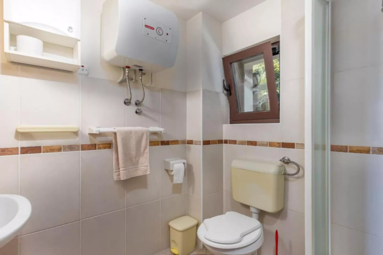 Apartment Villa Mirna - One Bedroom Apartment with Balcony and Garden View-Bathroom