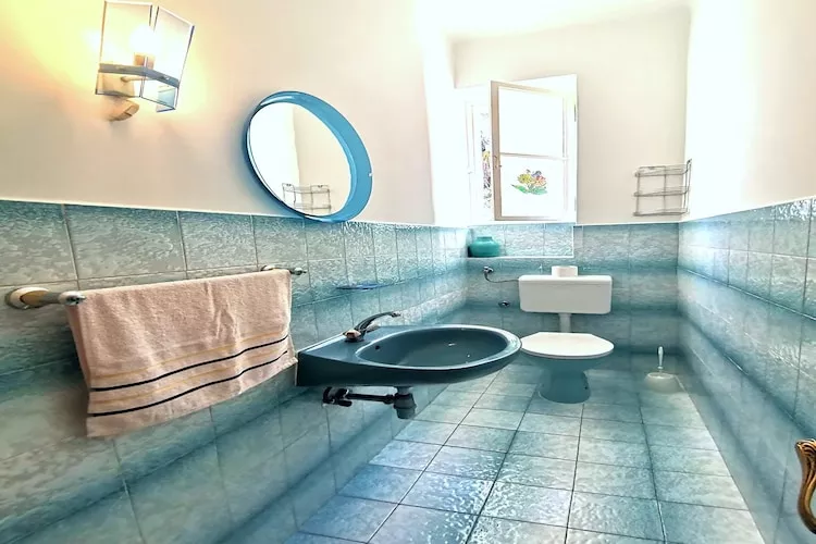 Secluded Lovran Apartment with Balcony and Patio- Two Bedroom Apartment-Badezimmer