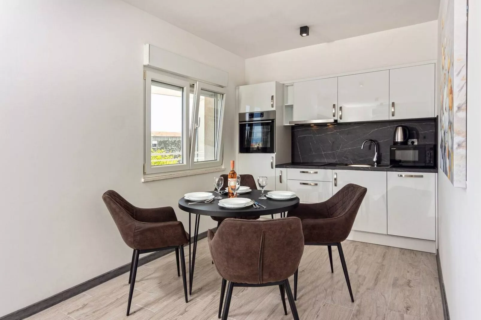 Modern Apartments with Private Balcony - One Bedroom Apartment (Owner S1)-Salle à manger