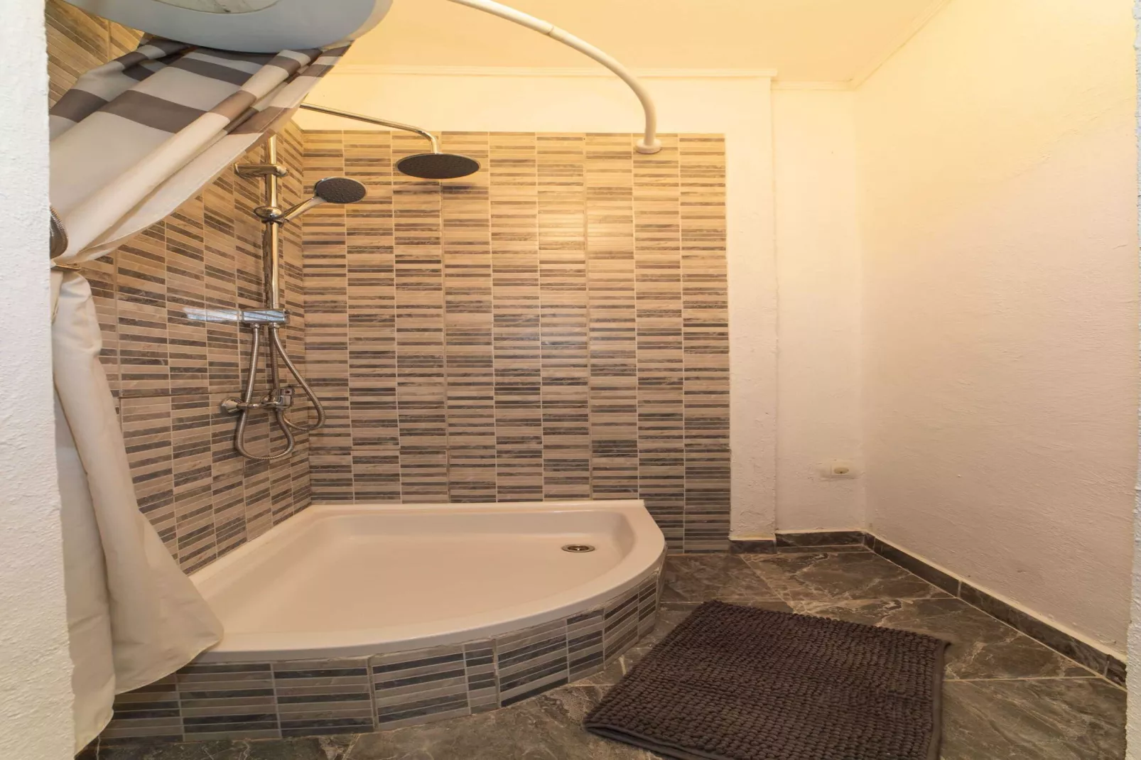 Tranquil and Stylish Apartment Kastel Novi - Studio Apartment with Garden-Bathroom
