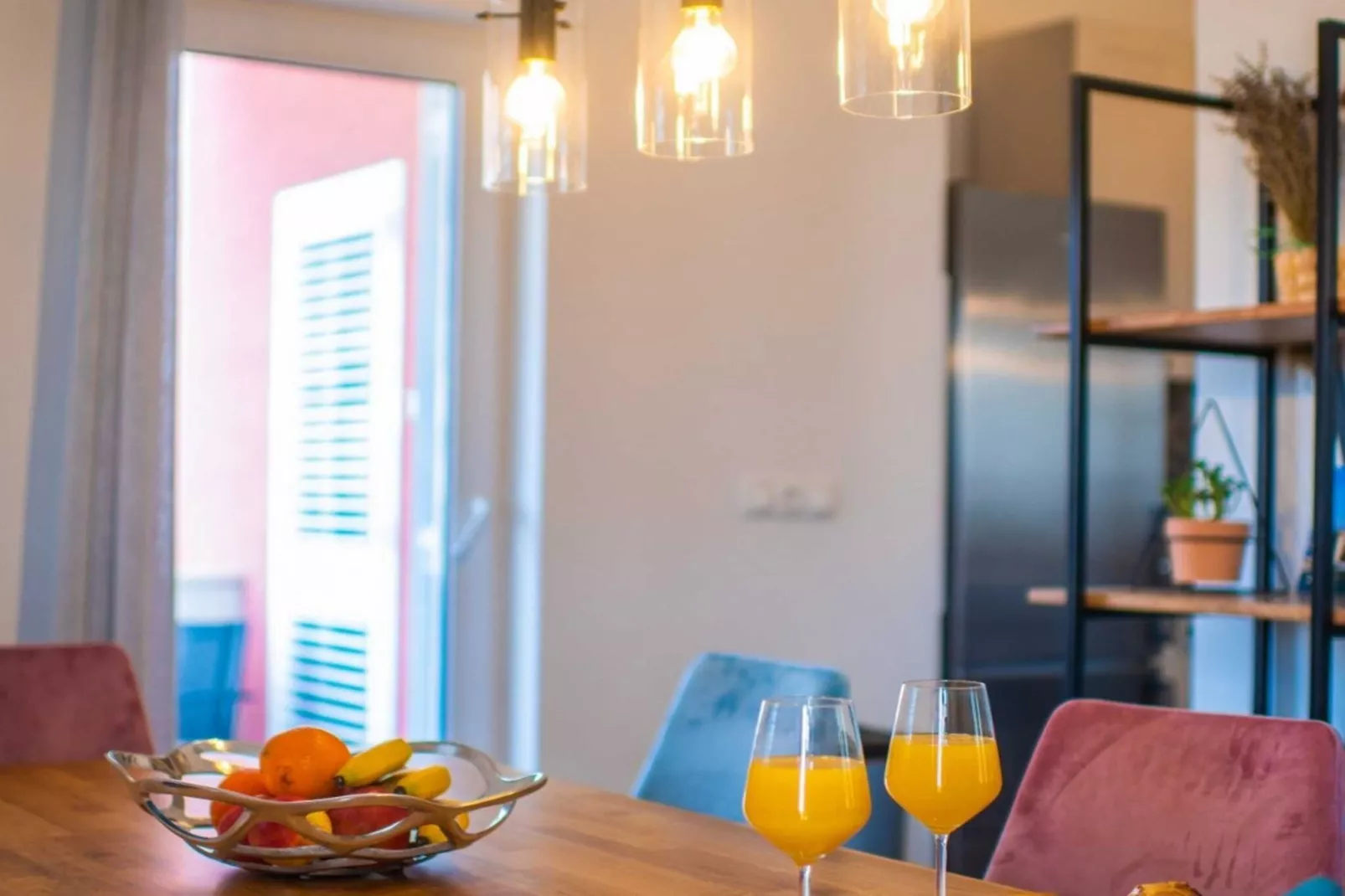 Charming and Tranquil Kastel Gomilica Apartment with Balcony and Patio - Three Bedroom Apartment-Esszimmer