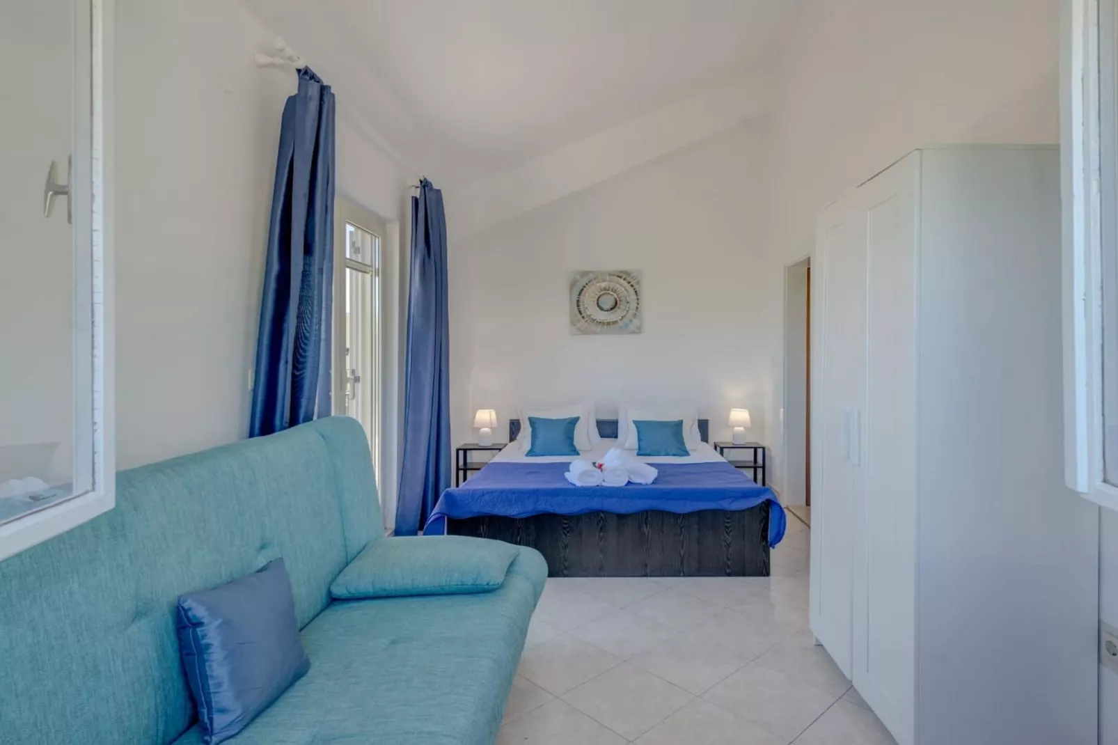 Seaside Getaway Holiday Home with Patio Slatine - Three Bedroom Holiday Home-Chambre