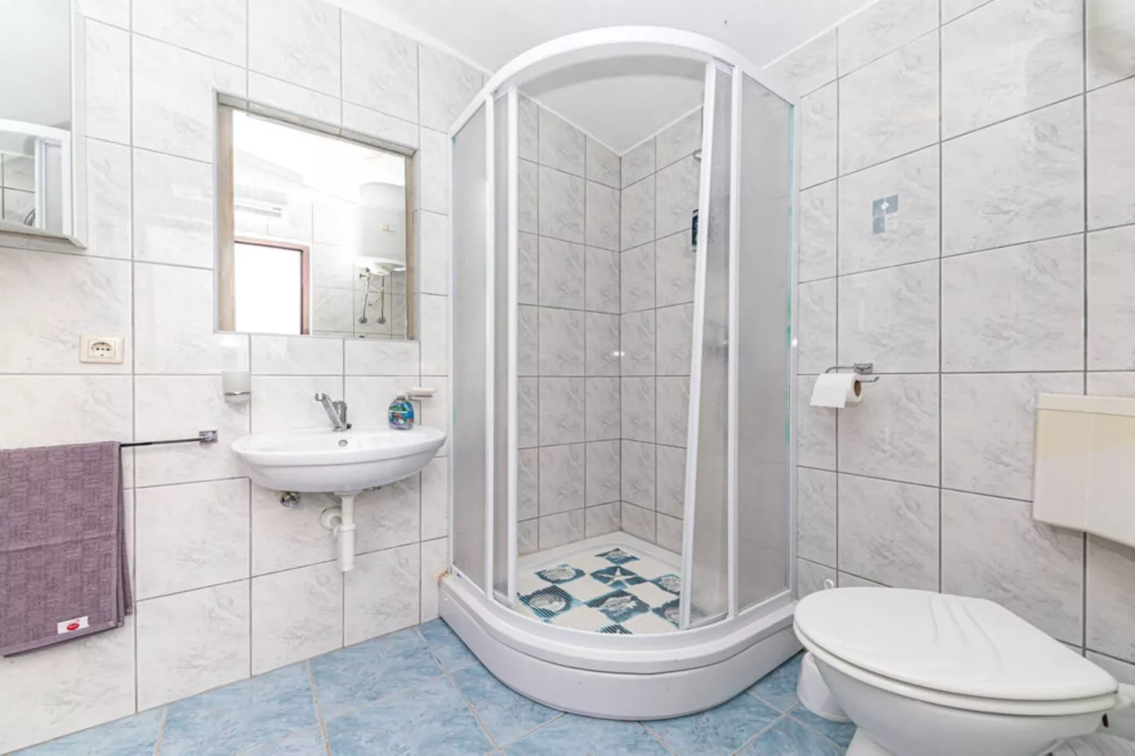 Countryside Idyllic Holiday Home with Pool - Three Bedroom Holiday Home with Pool-Badezimmer