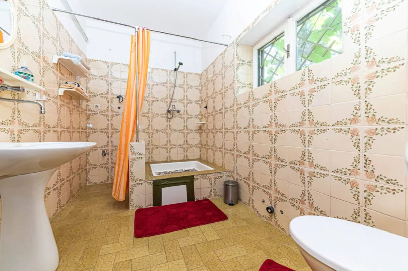 Holiday Home by the Sea with Terrace & Ocean Views on Čiovo - Two Bedroom Holiday Home-Badezimmer