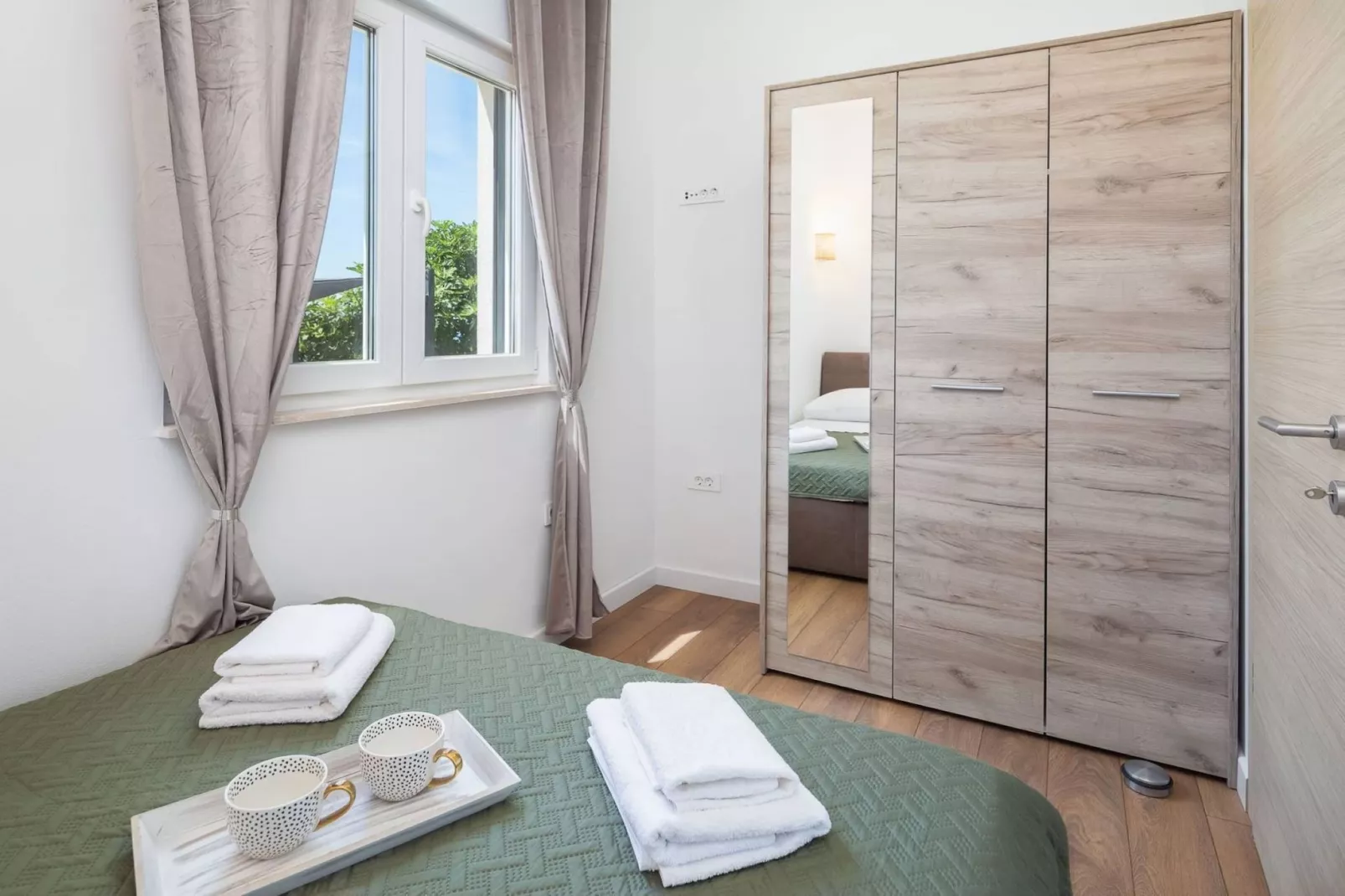 Contemporary Apartment with Terrace and Spacious Garden - Two Bedroom Apartment with Terrace