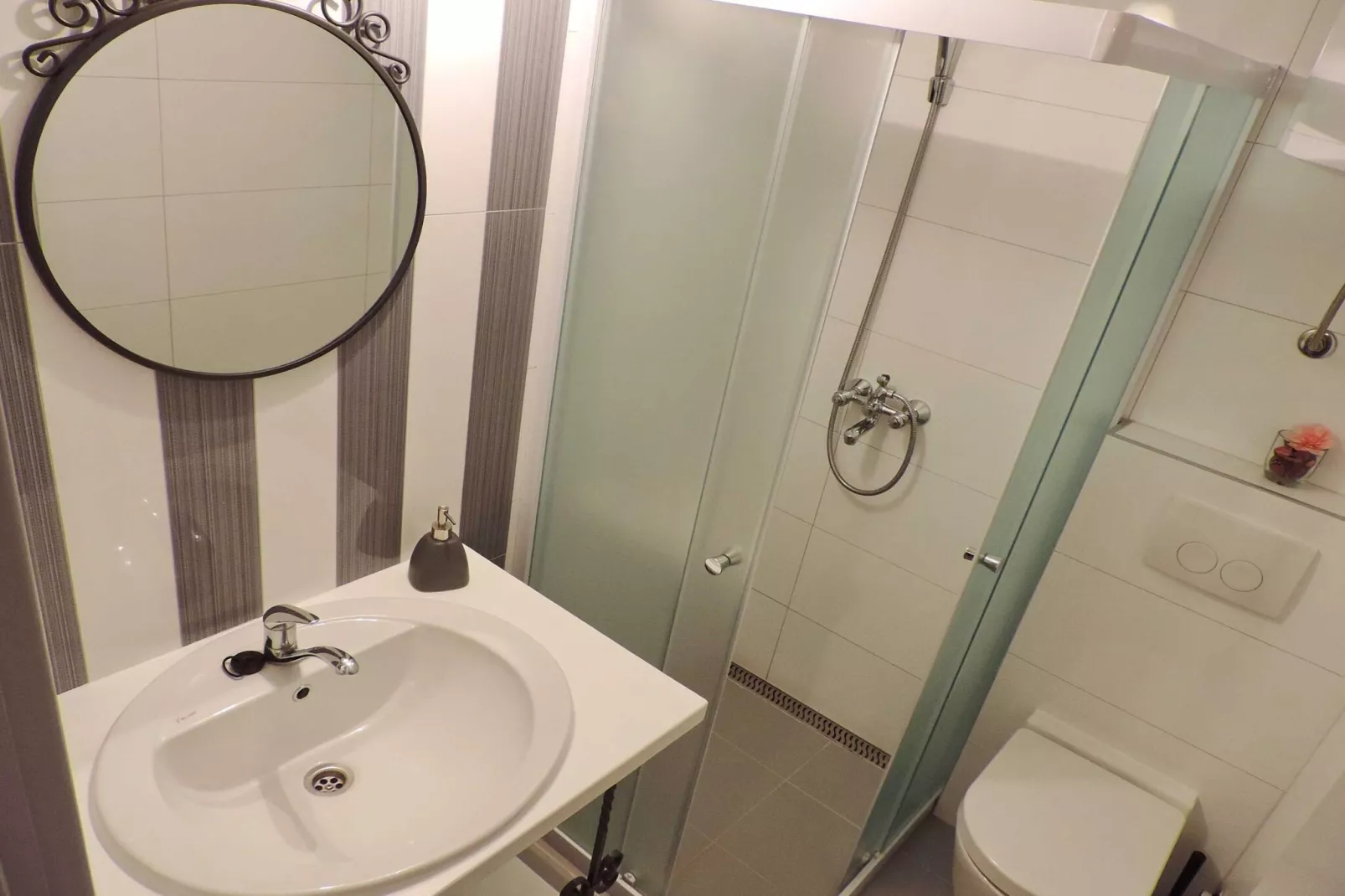 Blissful Bay Apartments Vrboska - Studio with Terrace (owner Ruzmarin)-Bathroom