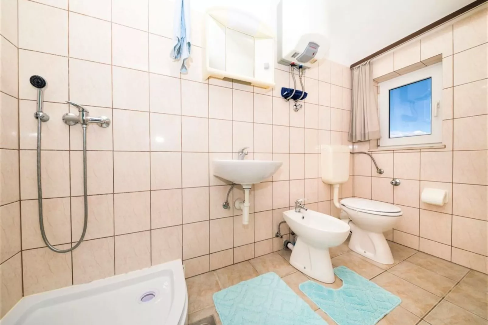 Trogir Comfortable Apartment with Terrace - Two Bedroom Apartment with Terrace-Badezimmer