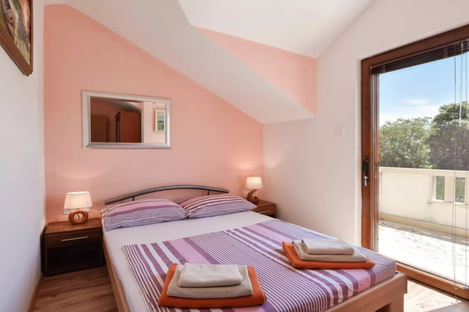 Peaceful Island Haven with Pool, BBQ & Games Area - Four Bedroom Holiday Home-Chambre