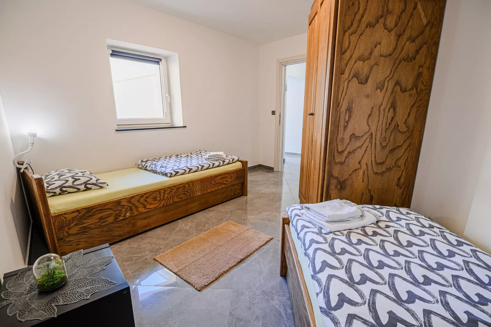 Sleek and Stylish Umag Apartments with Sea View - Two Bedroom Apartment with Balcony-Chambre