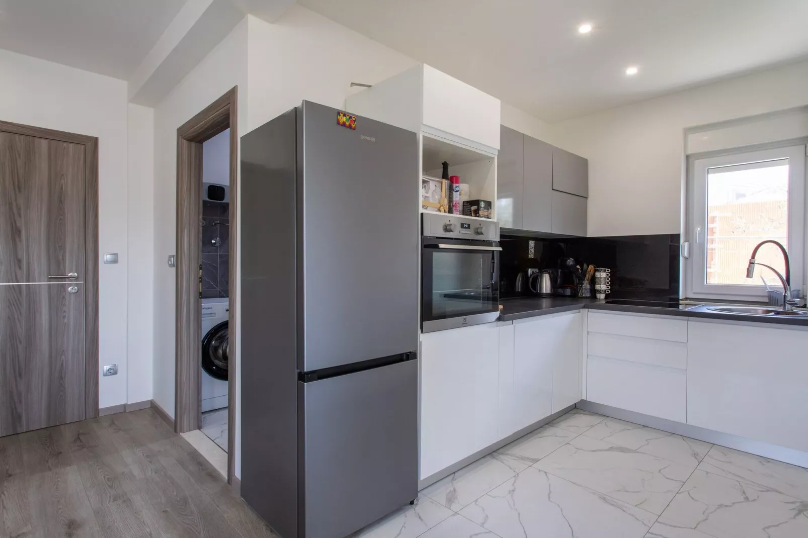Trendy and Chic Apartment with Terrace and Private Garden - One Bedroom Apartment-Kitchen