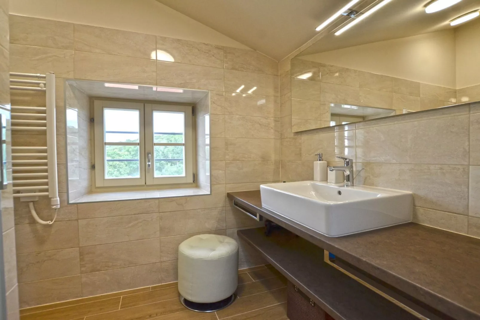 Tranquil Getaway with Shared Pool in Bale - One Bedroom Apartment-Bathroom