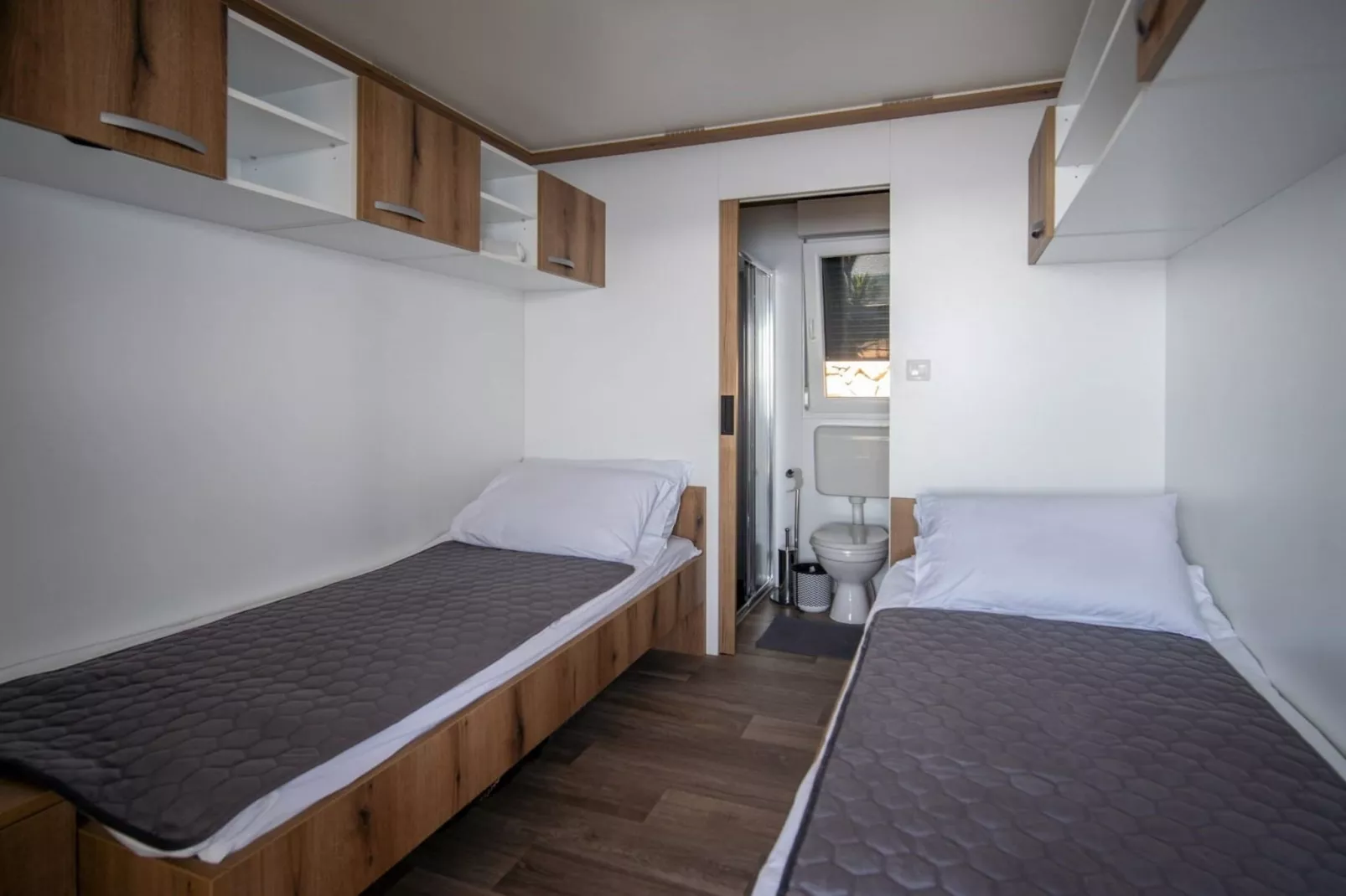 Seaside Deluxe Escape at Klenovica Camping - Two Bedroom Mobile Home with Hot-Tub  (owner 419)-Schlafzimmer