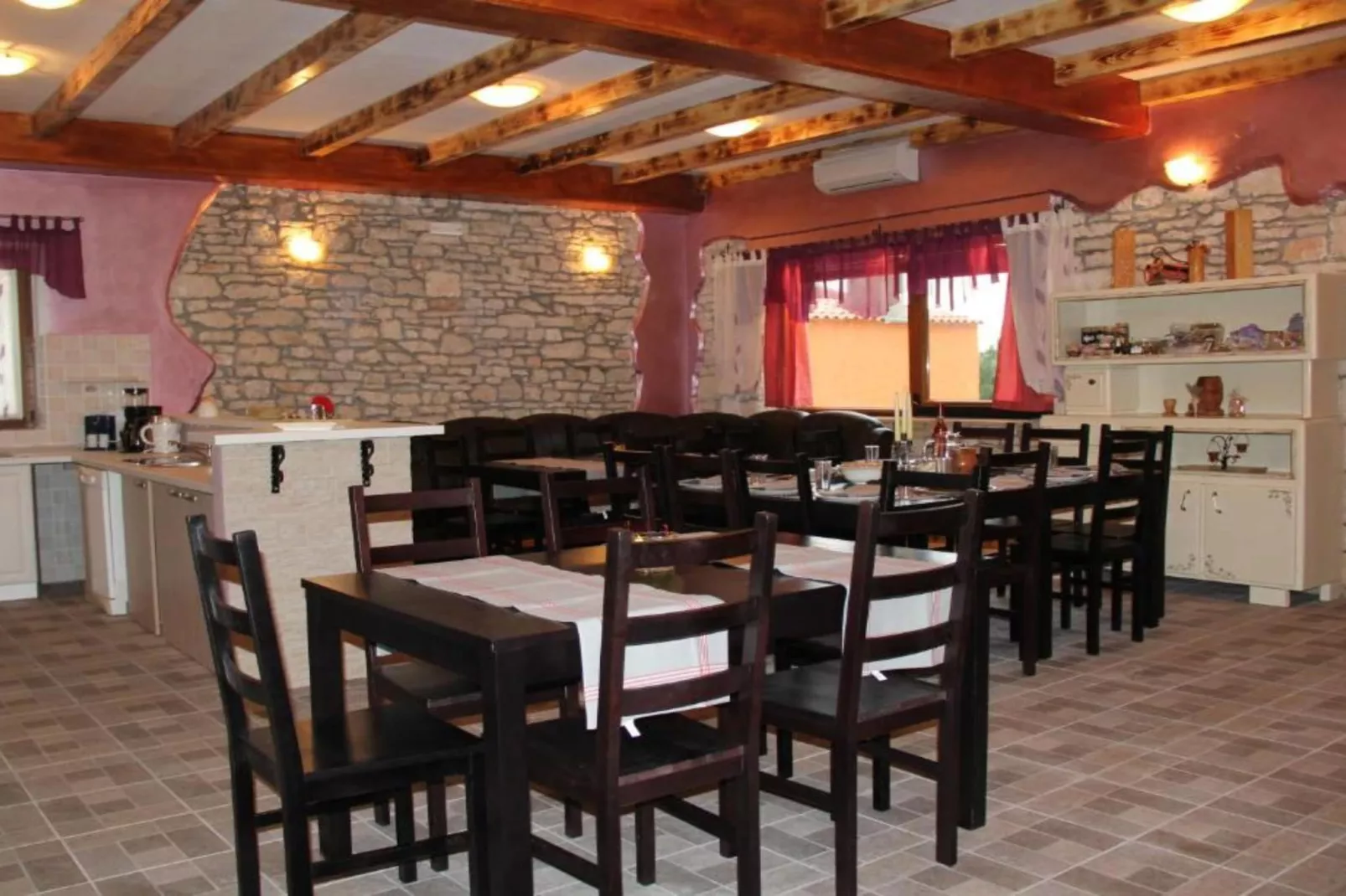 Authentic Istrian Holiday Home for Unforgettable Stays - Three Bedroom Holiday Home with Private Pool-Salle à manger